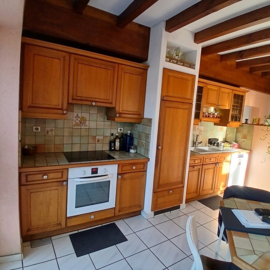 Avant travaux : ancienne cuisine de style rustique en bois, avant sa transformation complète par les équipes de NA Concept à Mauléon-Licharre.