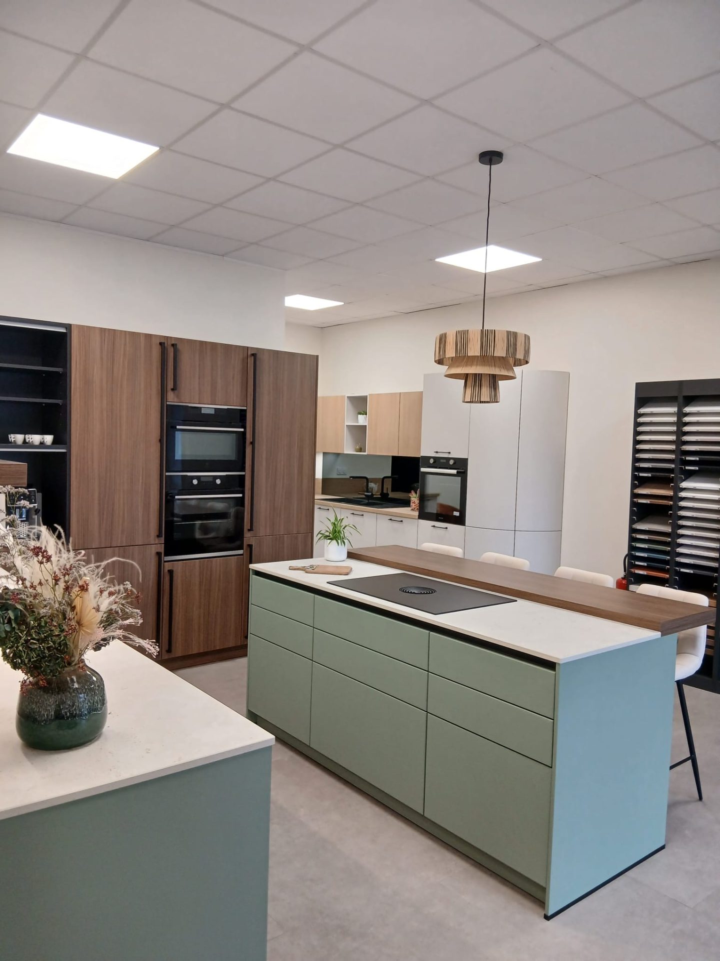 Pose d'une cuisine contemporaine bi-matière bois et blanc ouverte sur le salon, projet mené par l'entreprise NA Concept à Mauléon-Licharre.