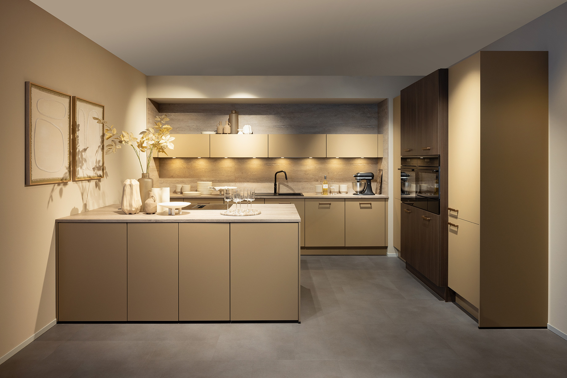 Création sur mesure d'une cuisine design aux teintes sable et bois sombre avec crédence lumineuse, signée NA Concept près de Mauléon-Licharre.